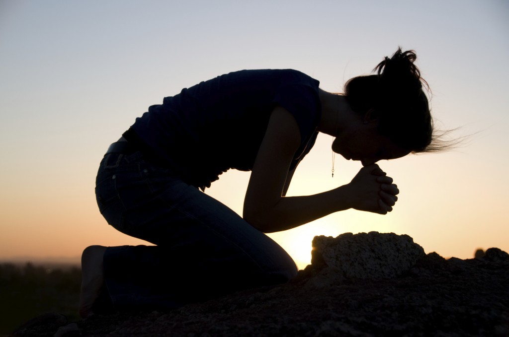 woman-praying-on-knees1